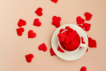 赤いハートとコーヒーカップの愛情のイメージ