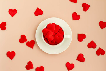赤いハートとコーヒーカップの愛情のイメージ