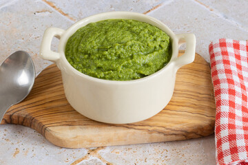 plat de purée de légumes verts en gros plan	