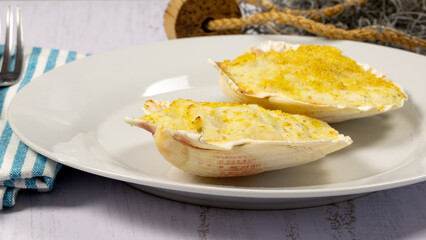 coquille saint Jacques dans une assiette blanche
