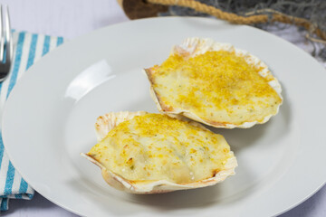 coquille saint Jacques dans une assiette blanche

