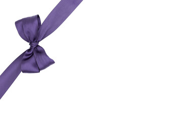 Nœud de ruban de satin pour paquet cadeau de couleur violet, isolé sur du fond transparent.	