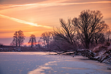Dzika rzeka o świcie, krajobraz zimowy