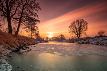 Krajobraz zimowy. Wschód słońca i zimowy poranek nad rzeką.