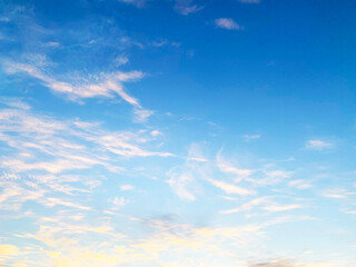 朝焼けの空模様　青い空とオレンジに染まる雲