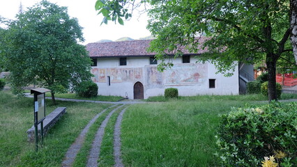 Obraz premium Alte verblasste Wandmalerei auf Fassade in Italien