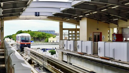 Fototapeta premium 首里駅に到着する沖縄都市モノレールゆいレール