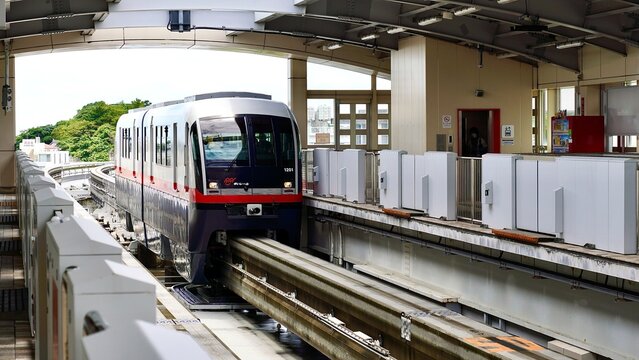 首里駅に到着する沖縄都市モノレールゆいレール
