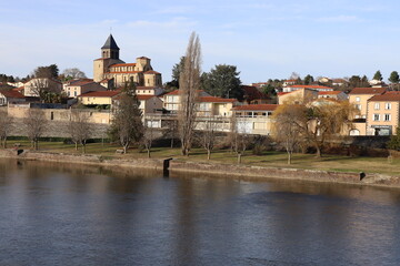 Vue d'ensemble du village le long de la rivière l'Allier, village de Pont du Château, département du Puy de Dome, France