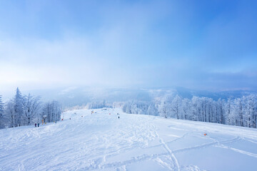 Krajobraz zimowy. Pejzaż górski z niebieskim niebem. 