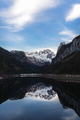 Fototapeta premium Spiegelung der Gebirgskette im vorderen Gosausee in Oberösterreich