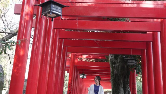 神社を参拝する女性