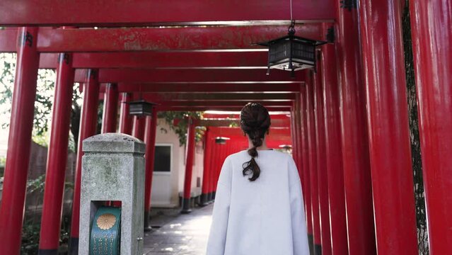 神社を参拝する女性