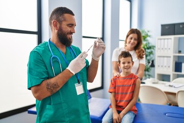 Obraz premium Family vaccinating child having medical consultation at clinic