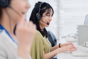 コールセンターでお客様対応をする女性