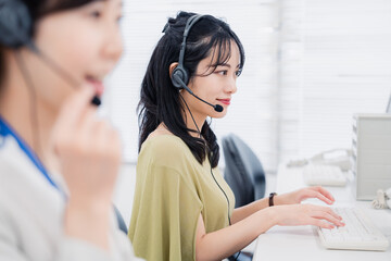 コールセンターでお客様対応をする女性