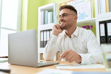 Obraz premium Young hispanic man business worker using laptop working at office