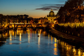 Obraz premium Castel Sant'Angelo in Tevere Rome , during sunset and blue hours.