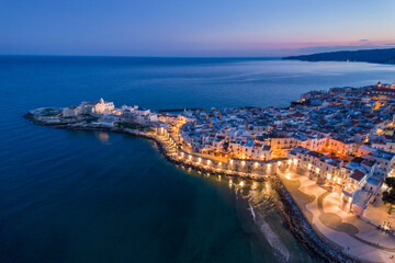 Vista aerea di vieste al tramonto, nel parco nazionale del gargano in puglia