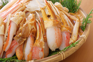 竹ザルに盛った、たくさんのカニ足