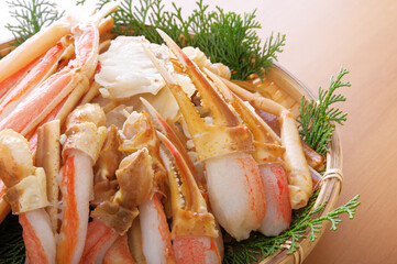 竹ザルに盛った、たくさんのカニ足 © 琢也 栂