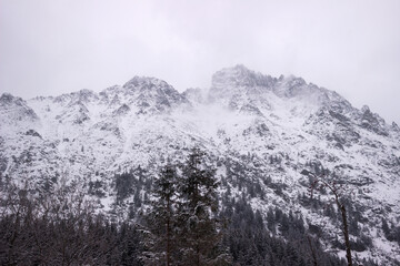 Obraz premium Snowy mountains near Morske Oko in Zakopane, winter background