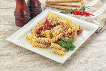Pasta with tuna and tomato