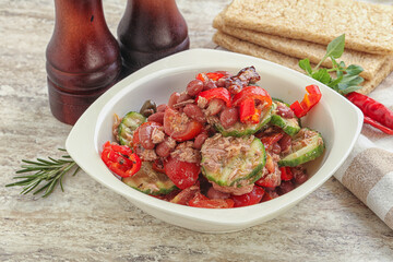 Tuna salad with bean and tomato