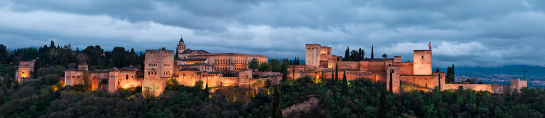 Fototapeta na wymiar panorama of alhambra in grenada at sunset