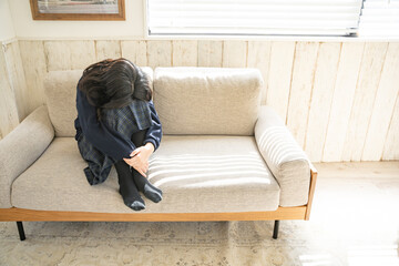 うずくまる女子学生