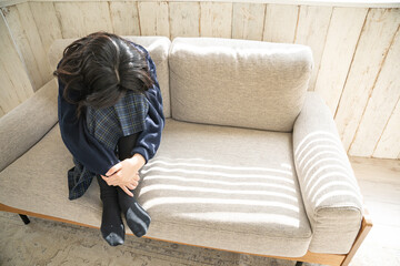 顔を隠す女子中高生