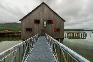 Obraz premium abbandoned old fish factory close to prince Rupert, British Columbia, Canada