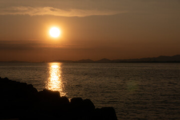 夕日の沈む海