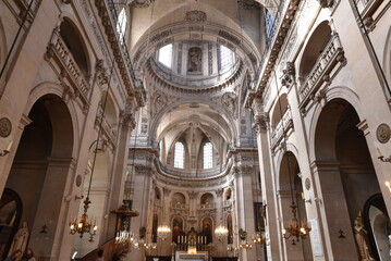 Fototapeta na wymiar Nef de l'église Saint-Paul et Louis à Paris. France