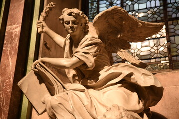 Ange de marbre de l'église Saint-Paul et Louis à Paris. France