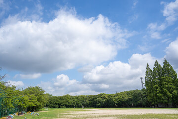 廃校の真夏のグラウンドで、ゲートボールをする健康的な老人