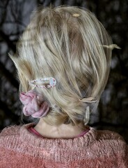 Hinterkopfansicht eines blonden Mädchens mit Doppelbelichtung 