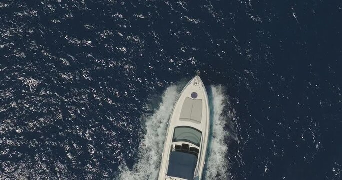 Barco yate de lujo navegando en el mar (Mallorca) Dron / drone DJI Mavic 3 cine (Calidad profesional)