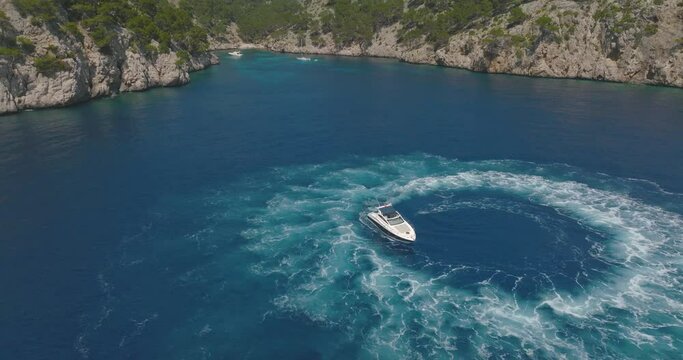 Barco yate de lujo navegando en el mar (Mallorca) Dron / drone DJI Mavic 3 cine (Calidad profesional)