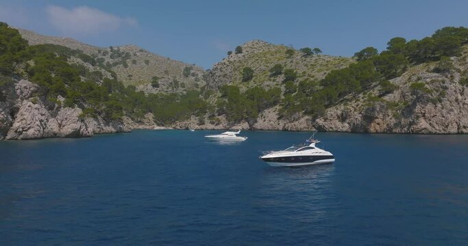 Barco yate de lujo navegando en el mar (Mallorca) Dron / drone DJI Mavic 3 cine (Calidad profesional)