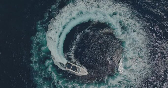 Barco yate de lujo navegando en el mar (Mallorca) Dron / drone DJI Mavic 3 cine (Calidad profesional)