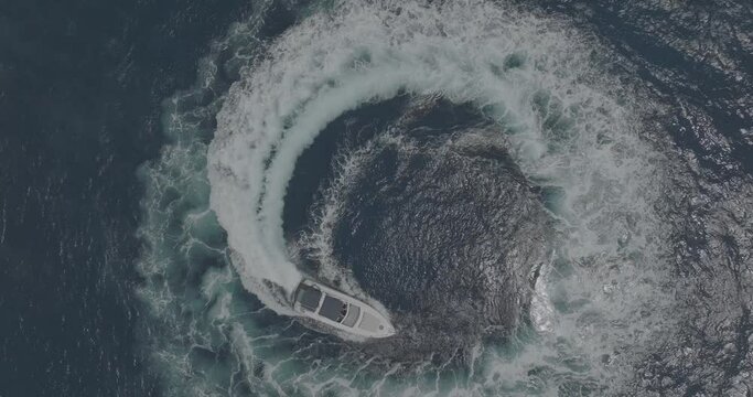 Barco yate de lujo navegando en el mar (Mallorca) Dron / drone DJI Mavic 3 cine (D LOG PARA EDICION DE COLOR PROFESIONAL)