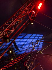 Blick unter ein Zirkuszelt mit Anlage für Artisten