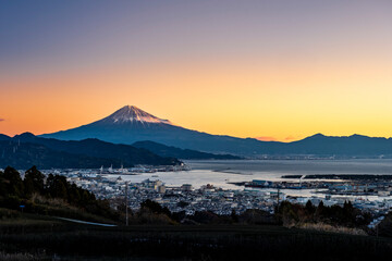 夜明けの日本平から静岡市と清水港越しの駿河湾と富士山