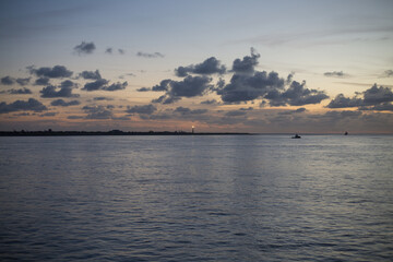stadt, wasser, silhouetten, panorama, meer, himmel, architektur, boot, ortsbild, st&auml;dtisch, hafen, anblick, anreisen, fremdenverkehr, cruise, nacht, Den Helder, F&auml;hrhafen, abendrot, wolken, landschaft
