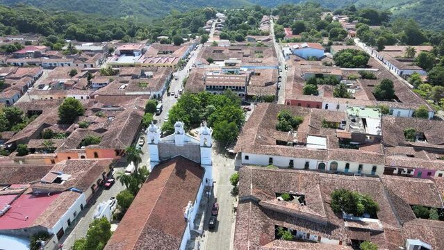 Iglesia colonial con plaza central vista a&eacute;rea