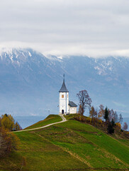 Fototapeta na wymiar Alpy i kościół 