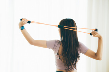 トレーニングをする女性