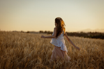 Chica en el sembrado 