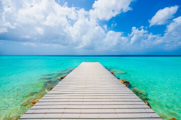 Obraz premium Tropical Caribbean island wooden pier with relaxing turquoise ocean in Curacao